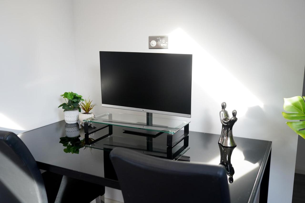 32gc Dreams Unlimited - Heathrow Flat W Free On-street Parking * Staines-upon-Thames