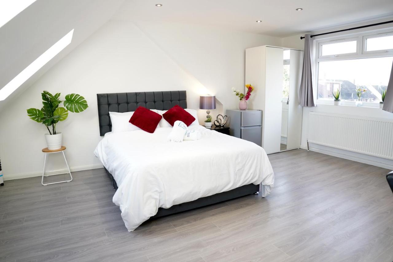 32gc Dreams Unlimited - Heathrow Flat W Free On-street Parking *