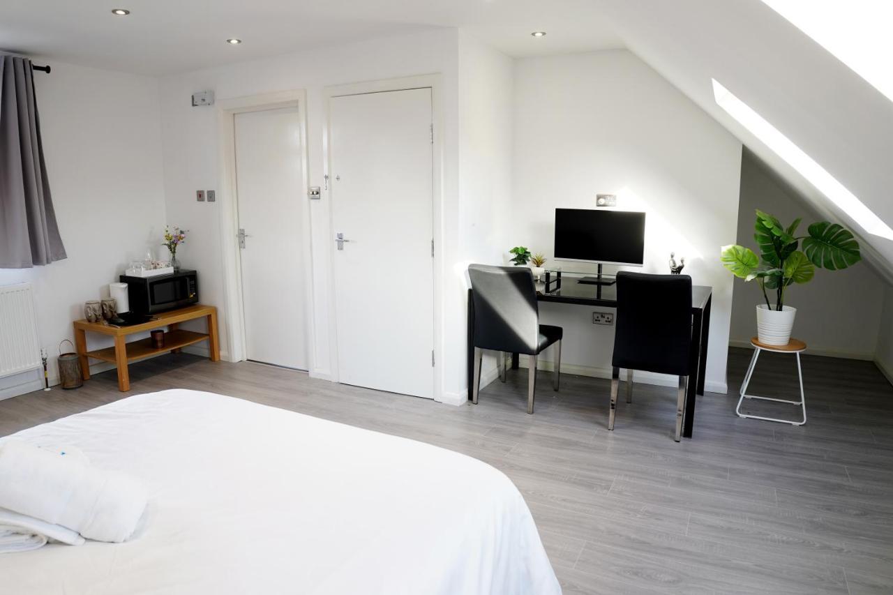 32gc Dreams Unlimited - Heathrow Flat W Free On-street Parking Holiday home Staines-upon-Thames