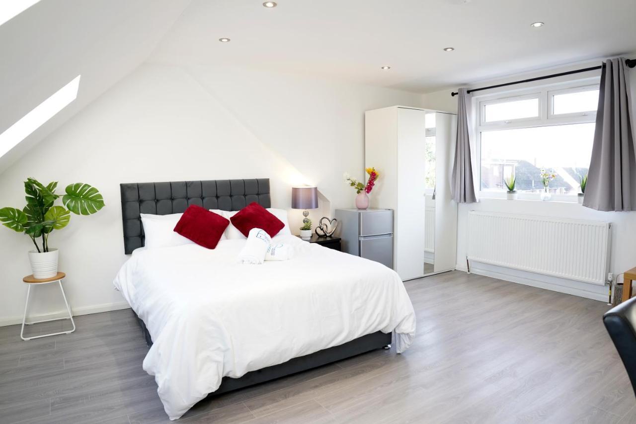 32gc Dreams Unlimited - Heathrow Flat W Free On-street Parking Holiday home *