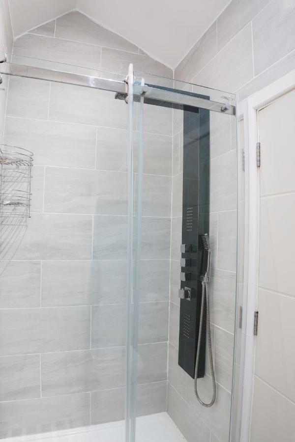 32gc Dreams Unlimited - Heathrow Flat W Free On-street Parking * Staines-upon-Thames
