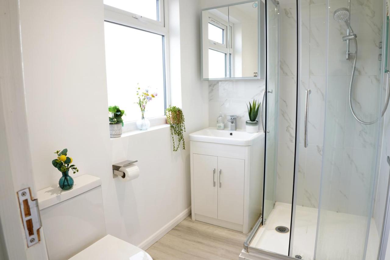 32gc Dreams Unlimited - Heathrow Flat W Free On-street Parking * Staines-upon-Thames
